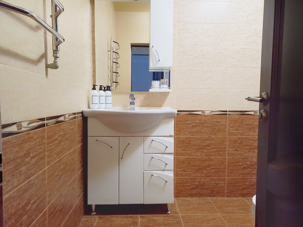 Апартамент напротив парка Победы, с отдельным двором, гараж