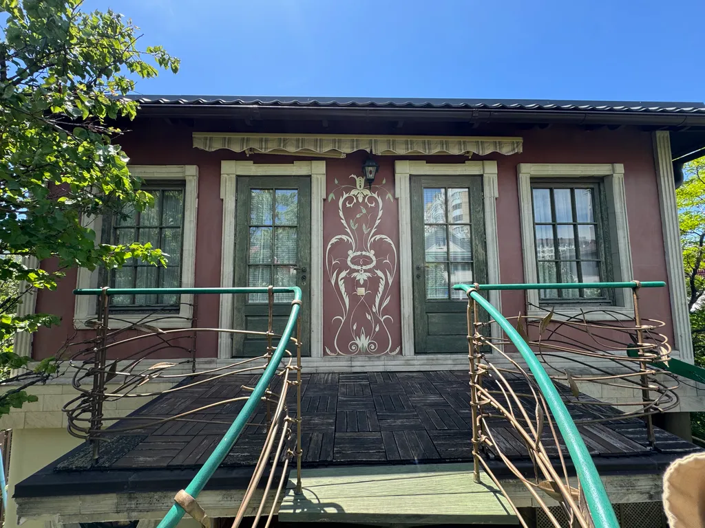 Дом с верандой в саду