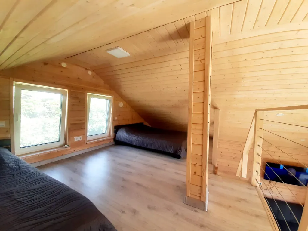 Дом с панорамными окнами и видом на озеро