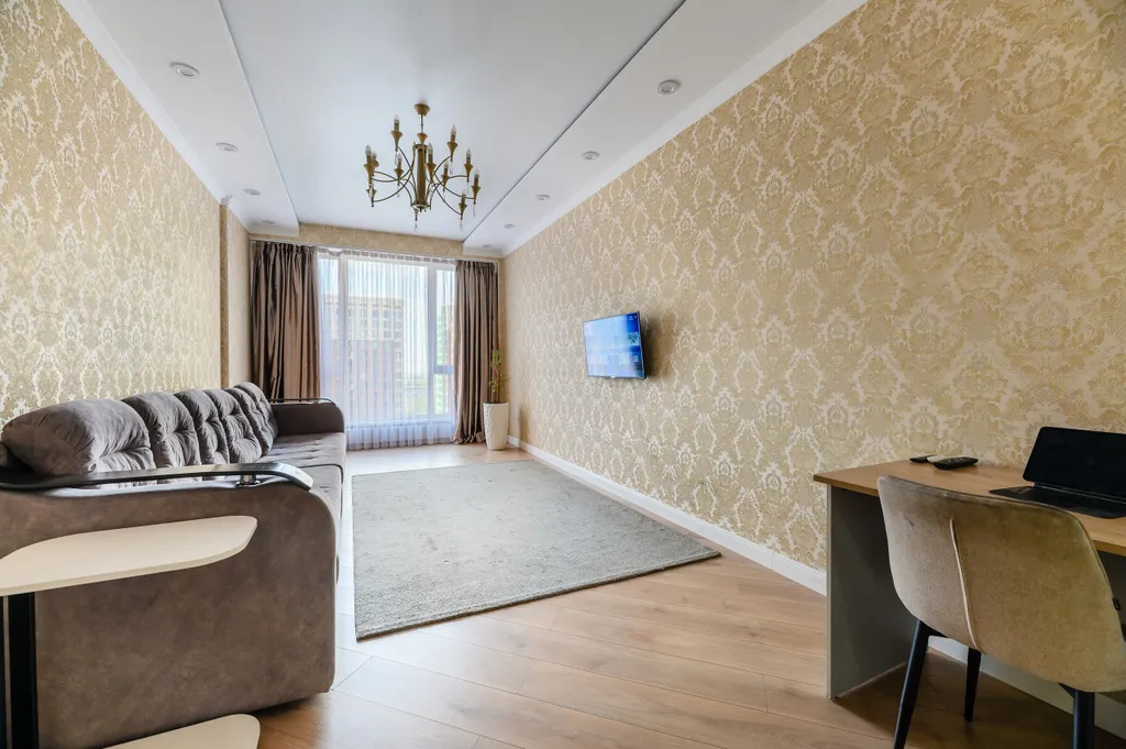 Трехкомнатная квартира с видом на горы в центре города