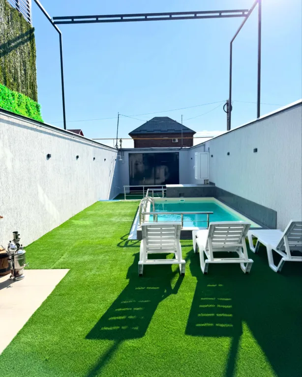 Шикарный дом с бассейном на берегу