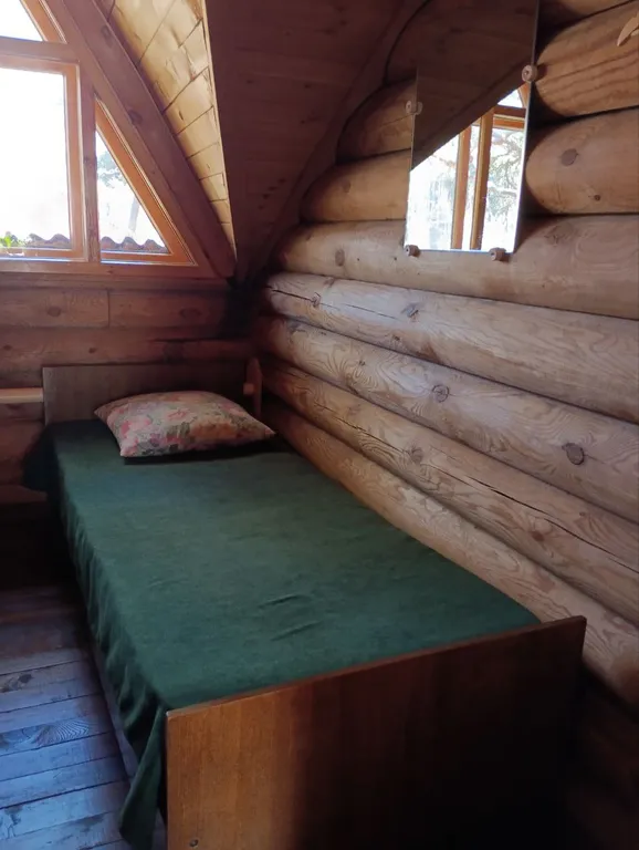 Двухспальные. С двумя раздельными кроватями. Душ и туалет рядом. Лес.