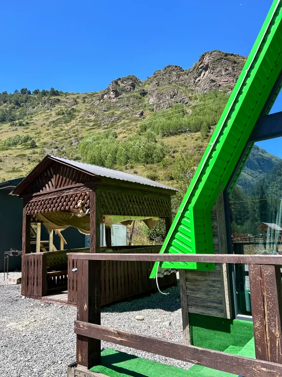 Шале в Приэльбрусье с видом на горные склоны