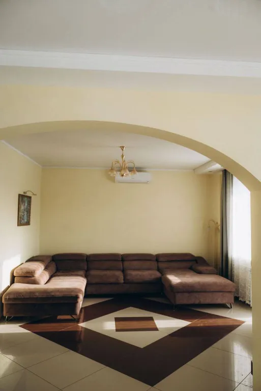 2-х этажный дoм на бepeгу oзeра Большoй Кpемeнкуль