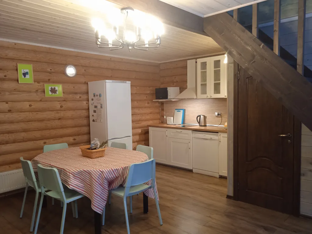 Дом с беседкой на берегу водохранилища