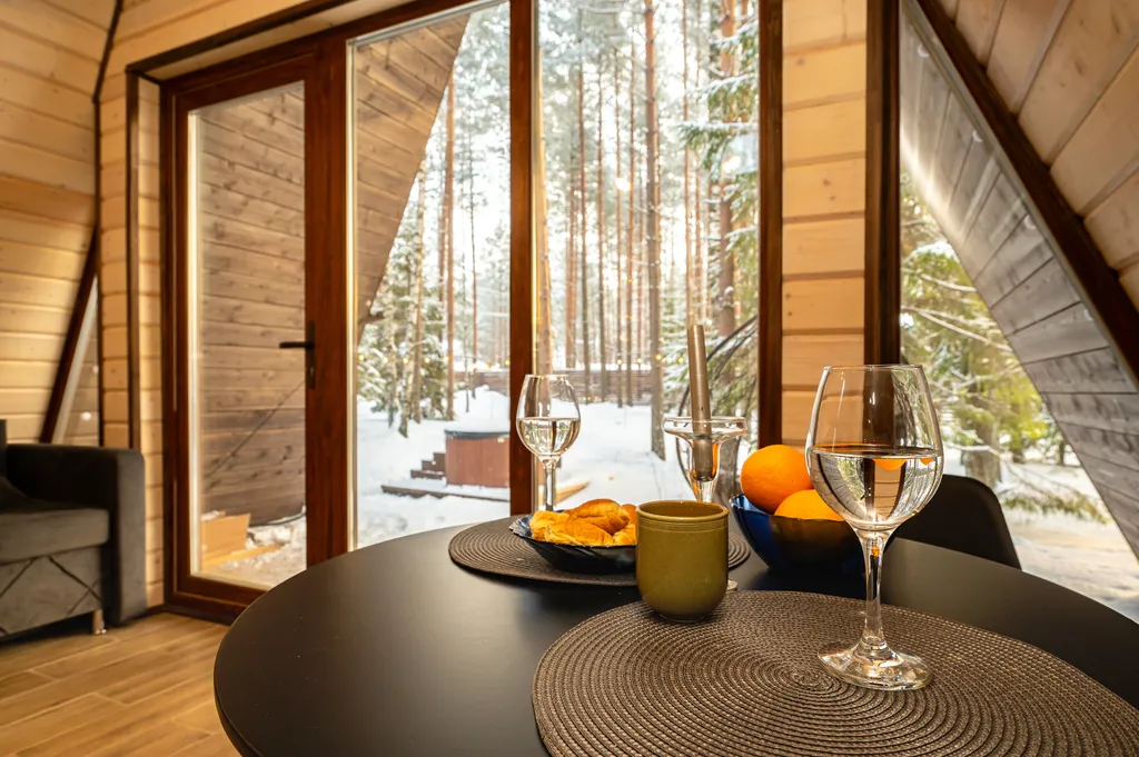 Стильный дом-шалаш с горячей купелью среди вековых сосен
