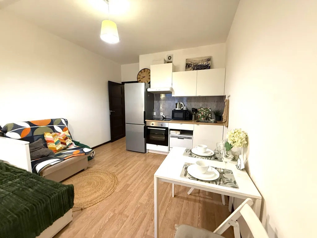 Студия для троих гостей