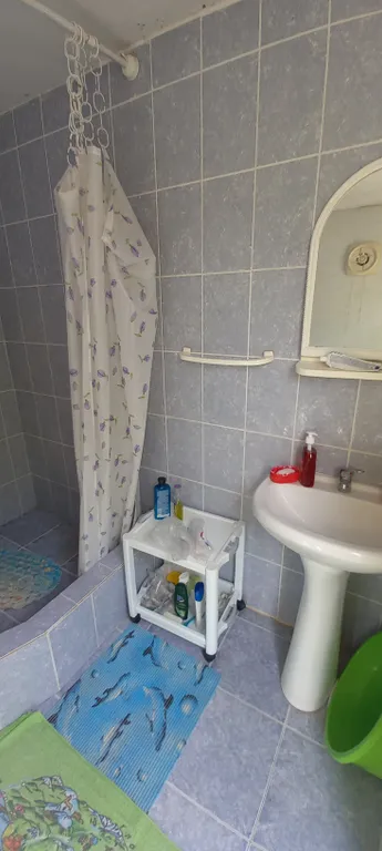 Комната в частным доме с видом в сад