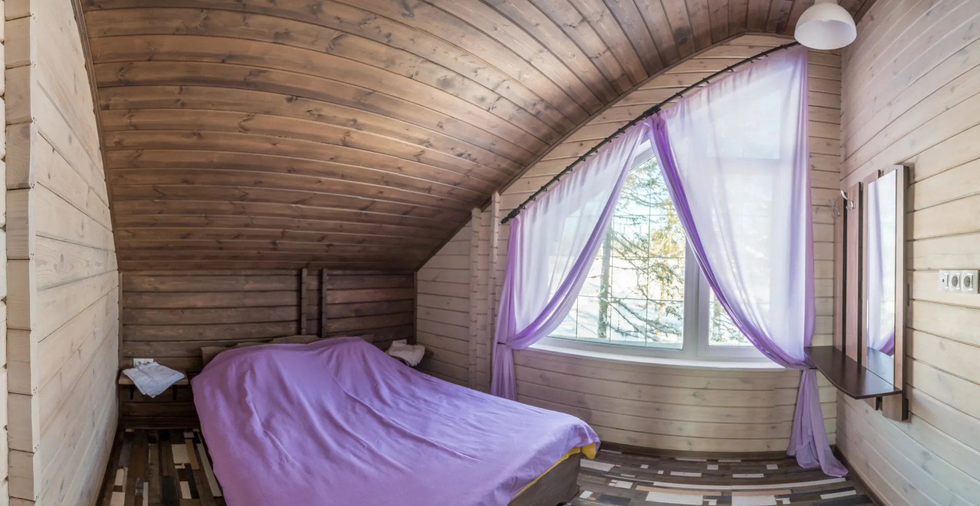 Нежная сиреневая спальня с видом на лес, заснеженные поля.
