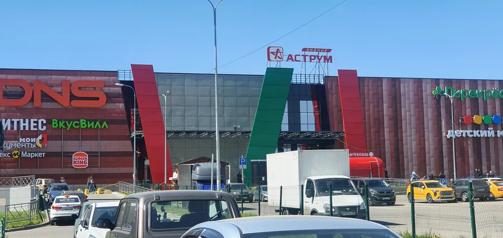 Уютная студия Мегаполис с большими окнами и плотными шторами