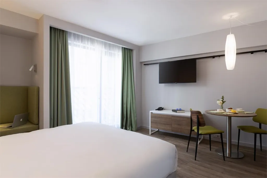 Студия с французским балконом и видом на внутренний двор