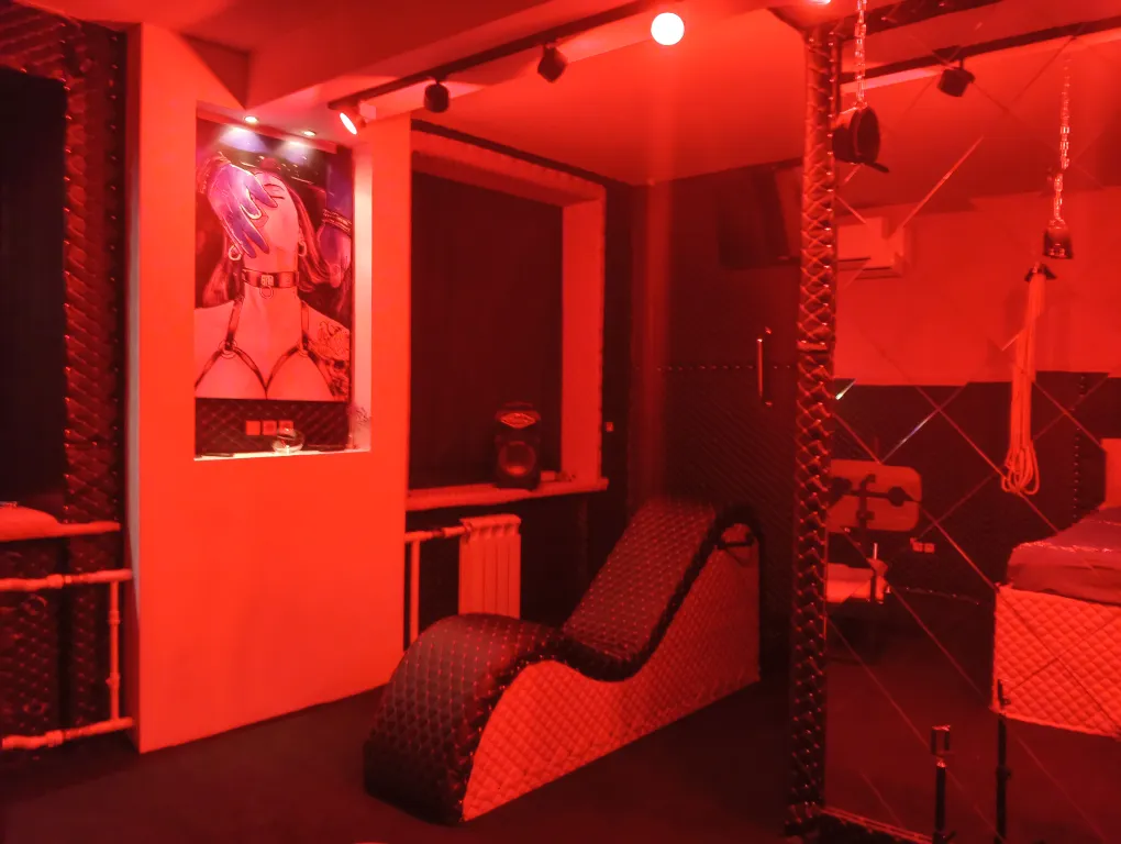 Тематическая квартира со строгой эстетикой доминации