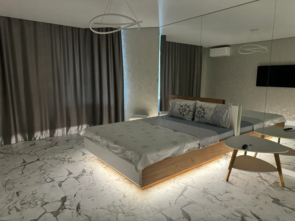 Зеркальные апартаменты