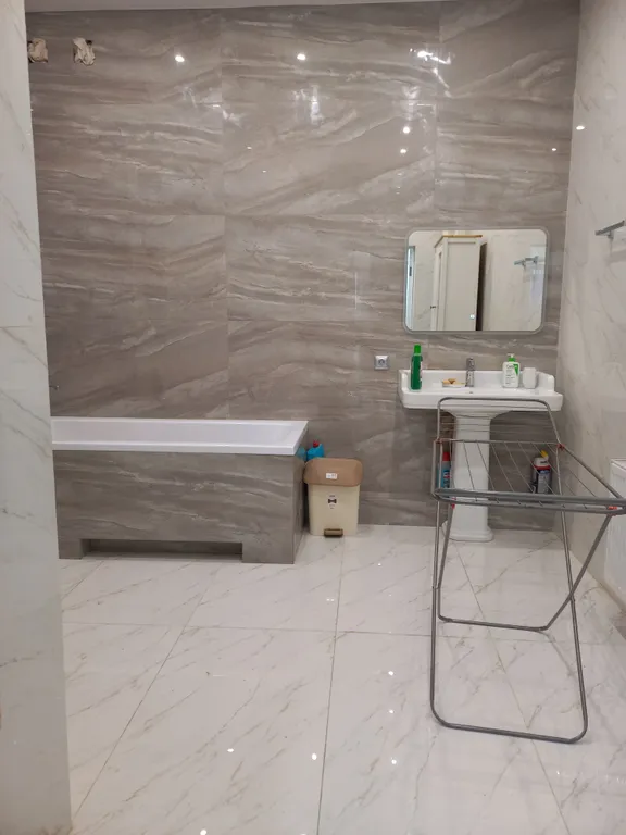 Резиденция в деревне в окружении леса