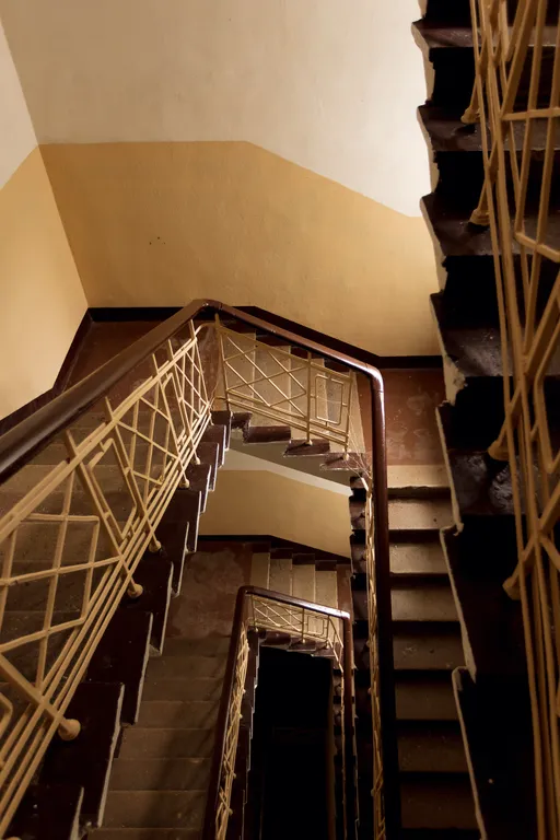 Яркая сталинка с балконом и видом на бульвар