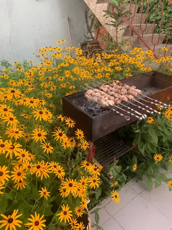 Часть жилого дома с бассейном