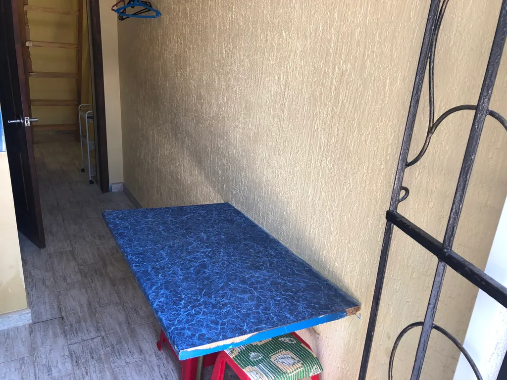 Маленький двухэтажный домик, возле моря