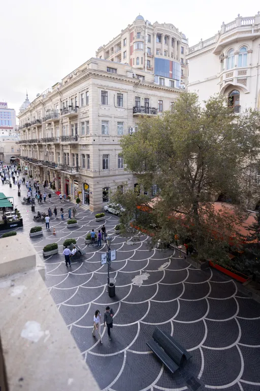 Квартира с видом на улицу Низами, Торговая