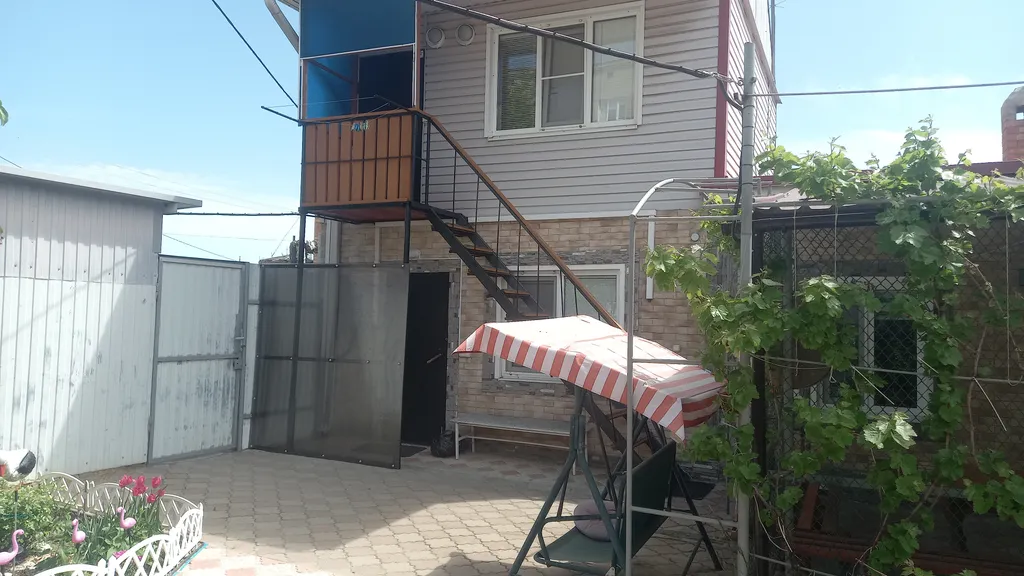 Уютная комната-студия в центре города с цветущим двориком с фонтанчиками