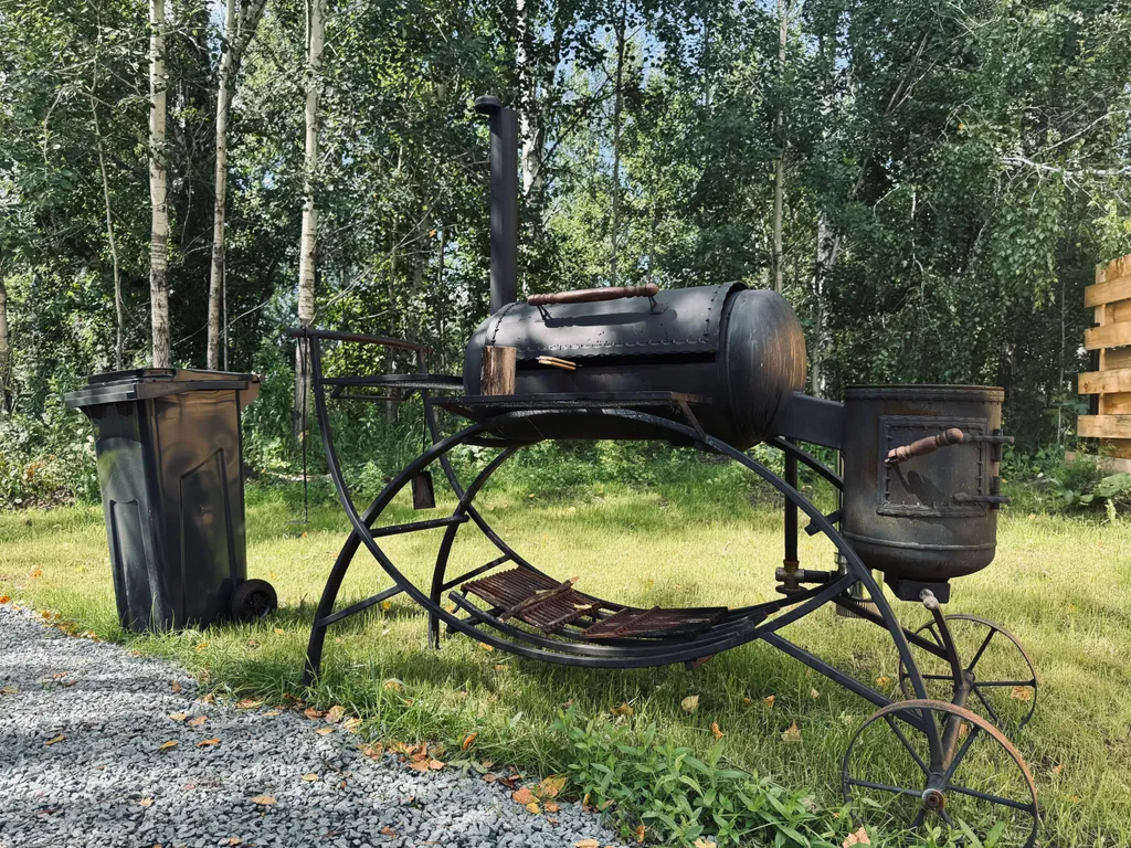 Домик с террасой и мангалом среди природы