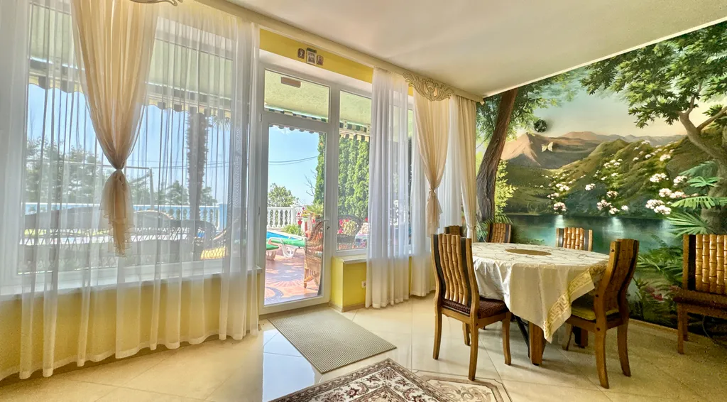 Дом с бассейном в Аутке