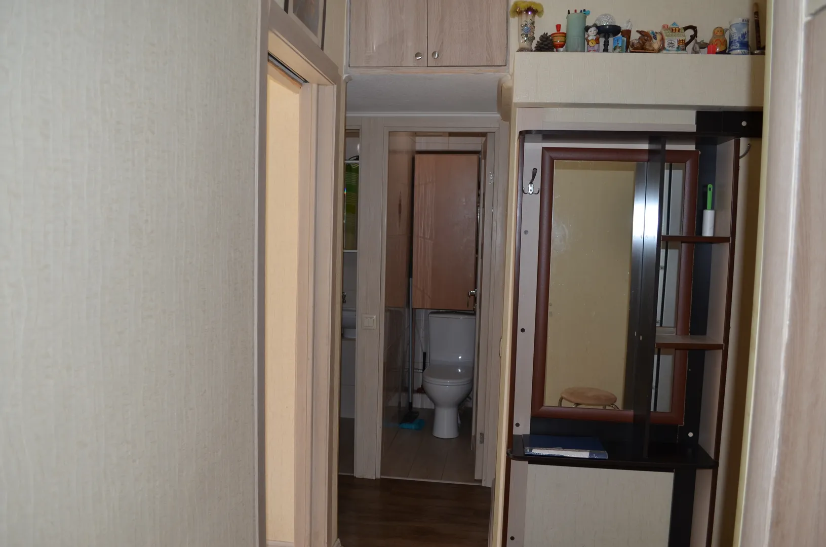 Коридор, вход в туалет, ванную.