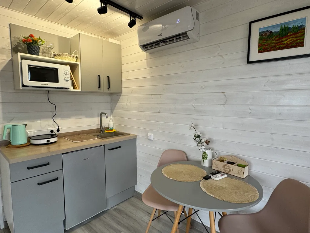 Домик с панорамными окнами и беседкой