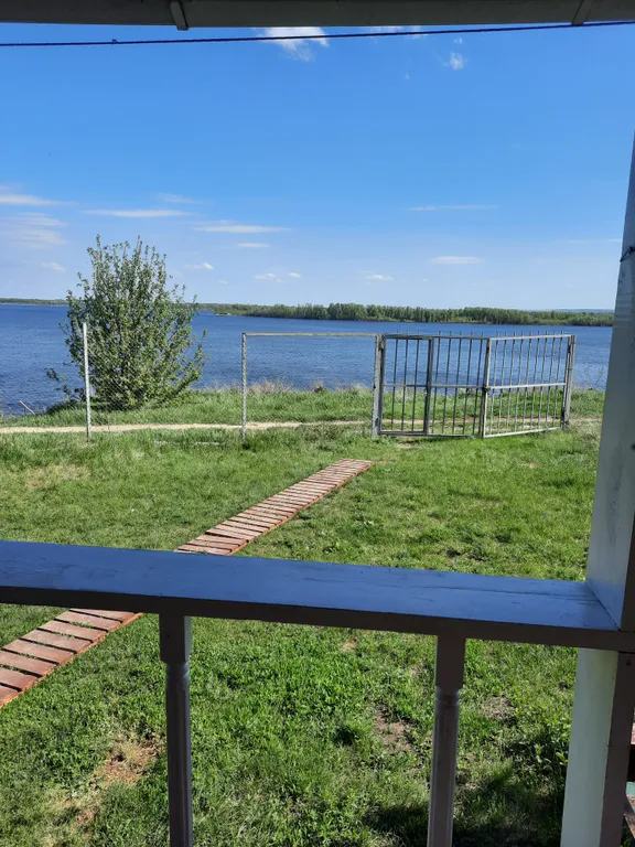 Домик на берегу Волги, на опушке леса