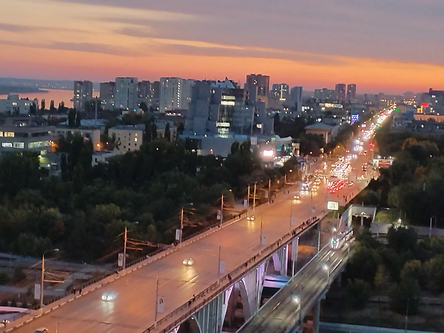 Закат. Вид из окна на пойму реки Царица, Астраханский мост, Метротрам, Ворошиловский район, Волгу.