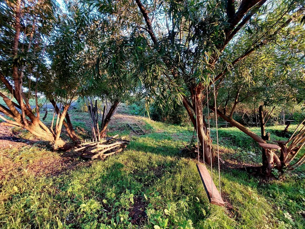 Дом с кораблем на берегу реки