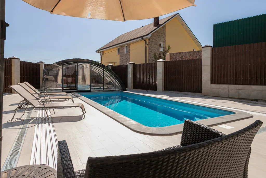 Дом с бассейном с видом на море