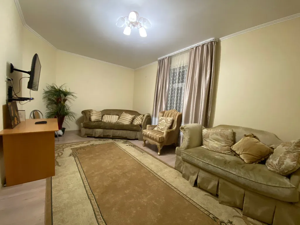 Трёхэтажный дом на берегу Волги