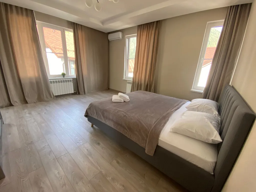 Дом с бассейном и домашним кинотеатром