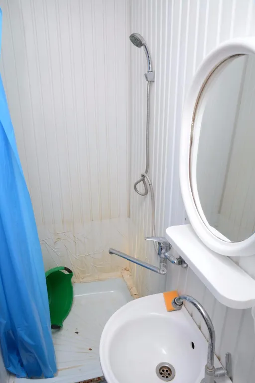 Двухкомнатный номер с балконом с видом на море в 20м от него