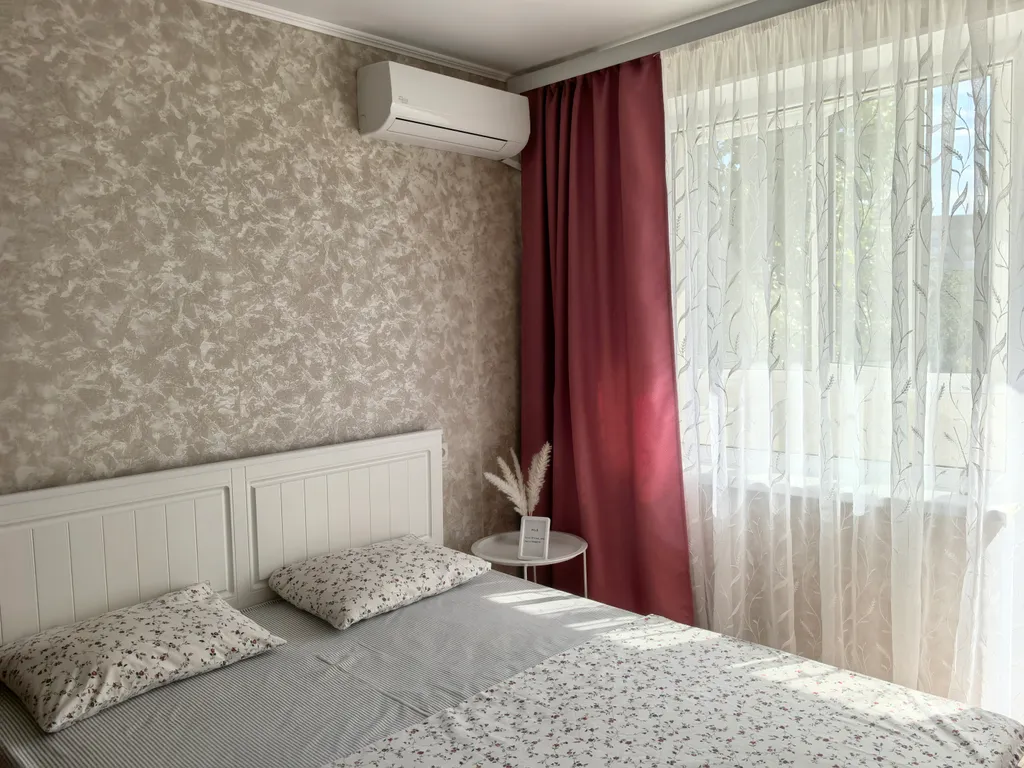 Однокомнатная в брусничных тонах