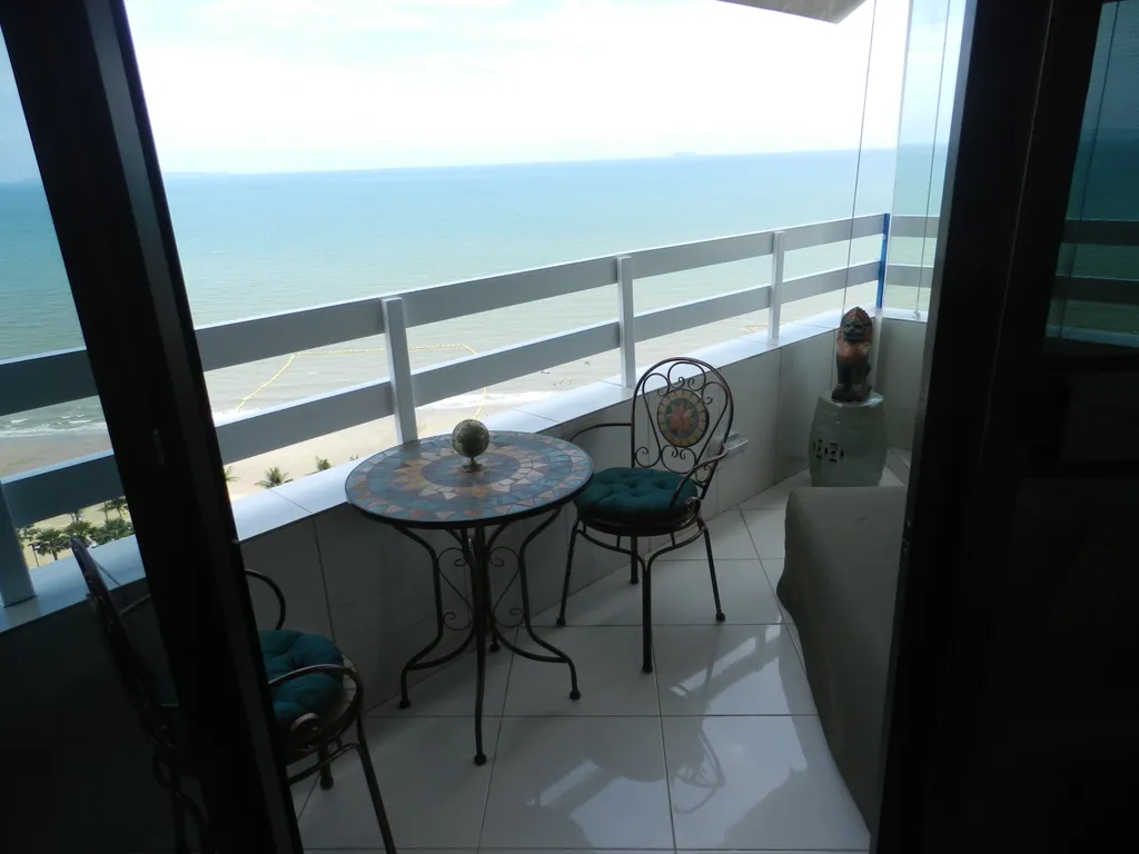 Студия с фронтальным видом на море