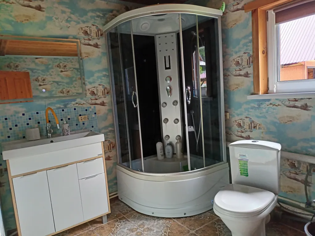 Усадьба Алтын-Ай на возвышенности с красивым видом на горы