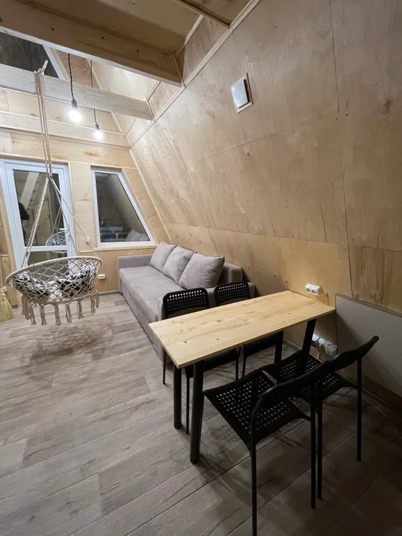 А-frame в окружении леса и гор