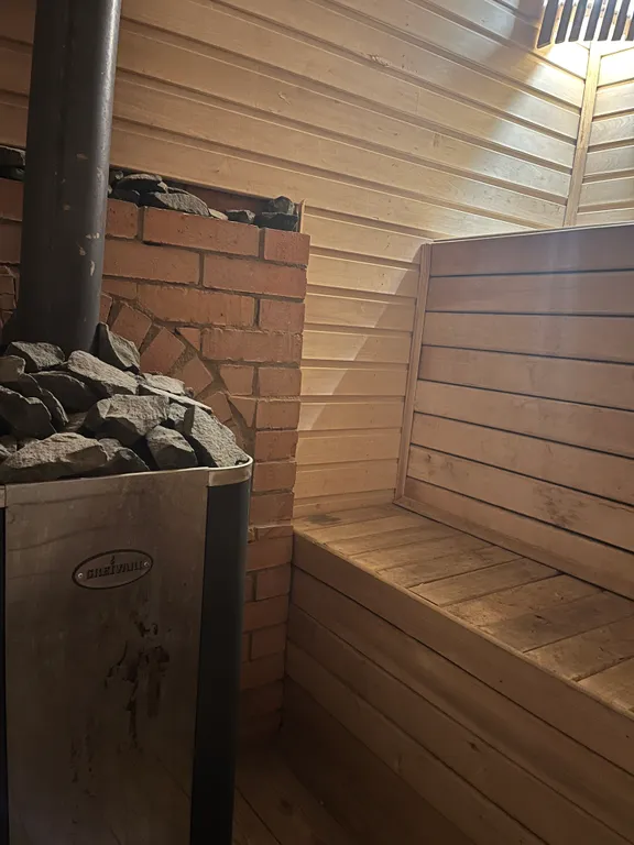 Дом на берегу озера с собственной конюшней