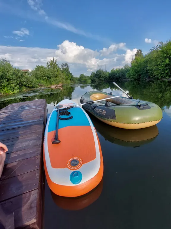 Новый домик на берегу реки с собственным прудом