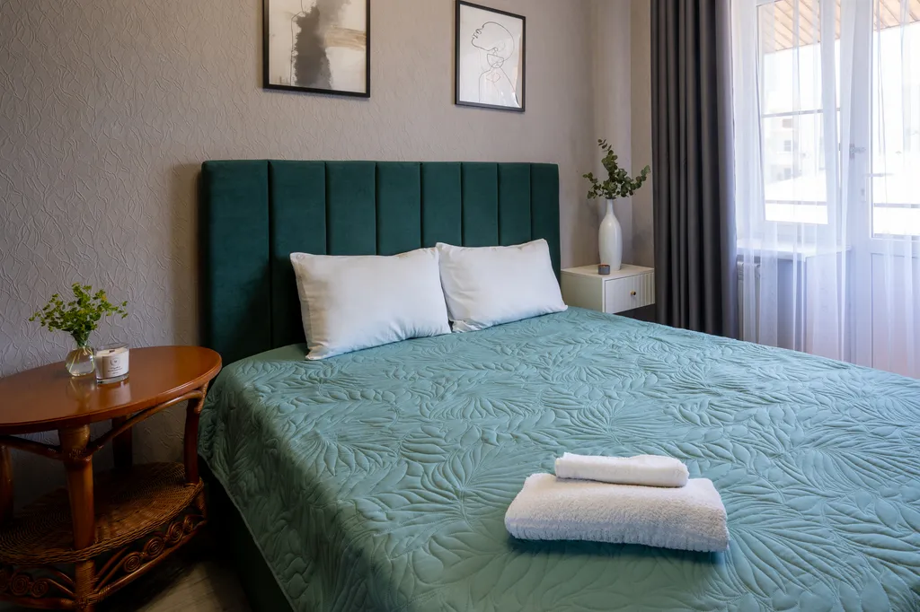 Квартира Классический двухместный номер с двуспальной кроватью и балконом — аренда посуточно в Астрахань