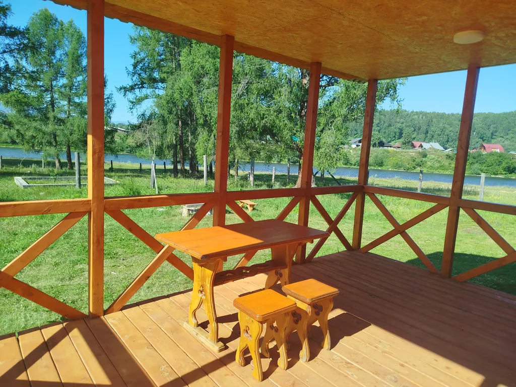 Уютный домик, на берегу реки