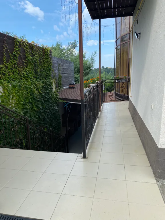 Дом в живописной деревне у моря с бассейном