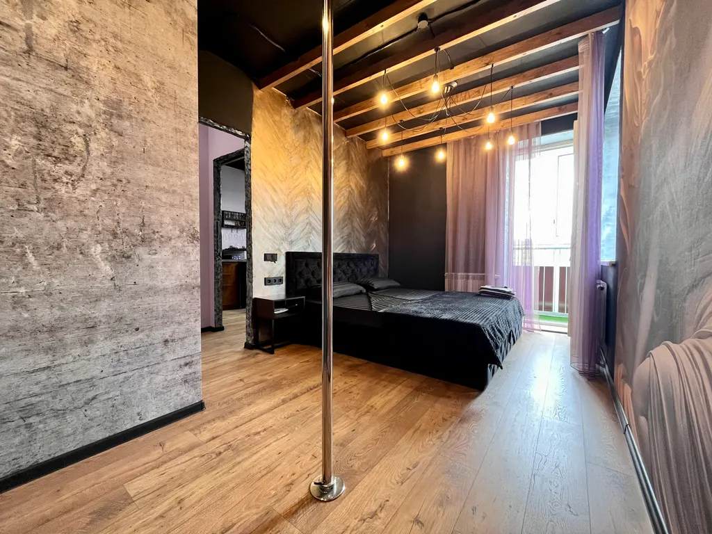 Стильная квартира с пилоном