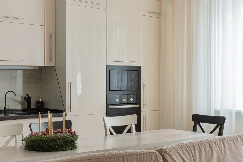 Таун-хаус в современном районе частной застройки