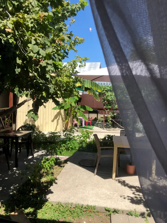 Уютный номер в новом домике в саду справа