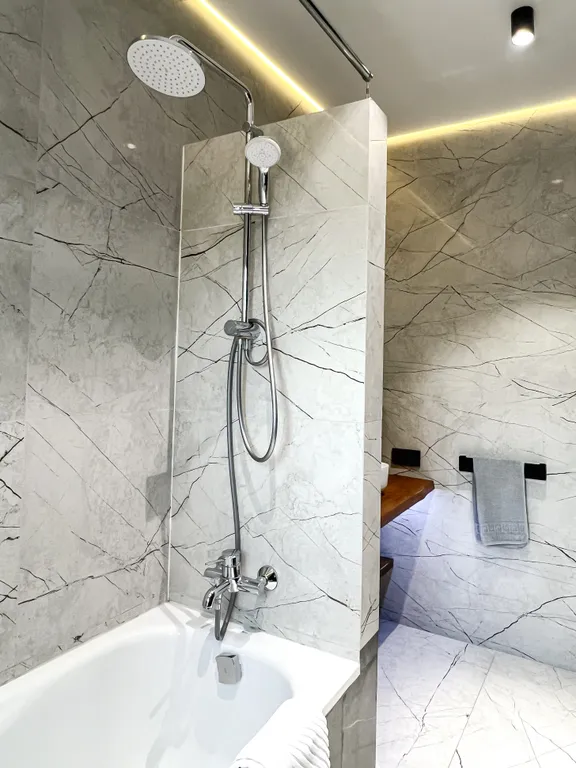 Новый современный дом с теплым бассейном и сауной