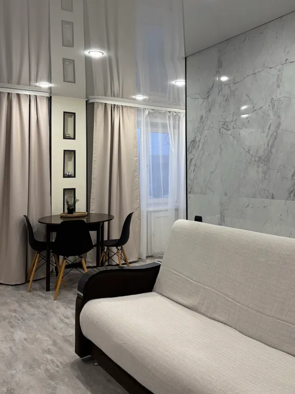 Просторная еврoдвушкa с светлой куxнeй-гocтинoй