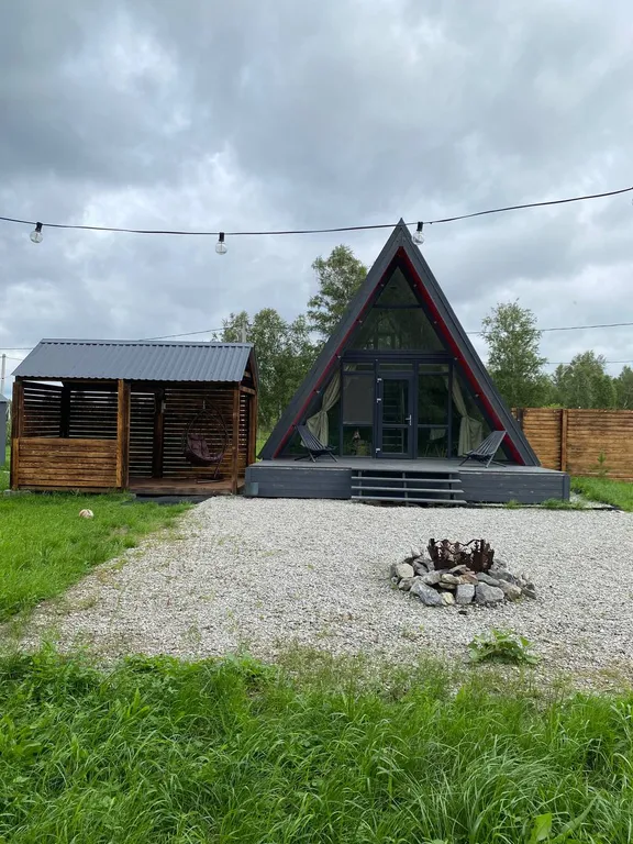 Уютный скандинавский домик у леса