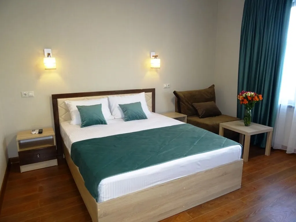 Квартира Трехместный улучшенный номер без балкона — аренда посуточно в Вардане